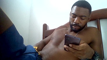Batendo uma punheta assistindo pornô no XVideos e gozando gostoso