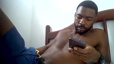 Batendo uma punheta assistindo pornô no XVideos e gozando gostoso