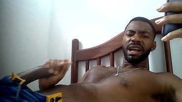 Batendo uma punheta assistindo pornô no XVideos e gozando gostoso