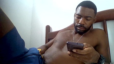 Batendo uma punheta assistindo pornô no XVideos e gozando gostoso