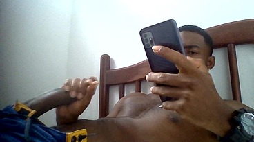 Batendo uma punheta assistindo pornô no XVideos e gozando gostoso