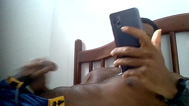 Batendo uma punheta assistindo pornô no XVideos e gozando gostoso