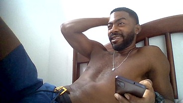 Batendo uma punheta assistindo pornô no XVideos e gozando gostoso