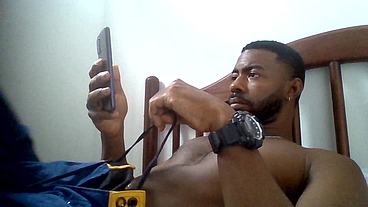 Batendo uma punheta assistindo pornô no XVideos e gozando gostoso