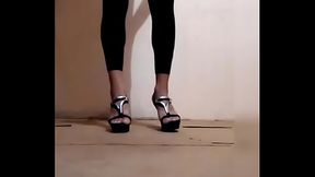 crossmariann  en tacones bailando