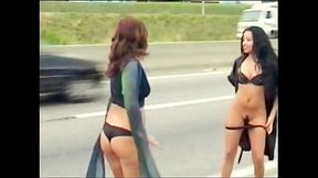 Exibicionismo Real. Tr&ecirc_s Gatas Peladas na Rodovia Movimentada