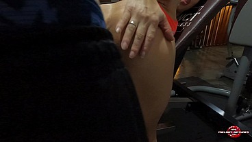 At the gym, hot personal is interrupted during training by her cameraman, who fucked her pussy and came inside her very horny ass by the harassment released a squirt of squirt wetting the whole scenar