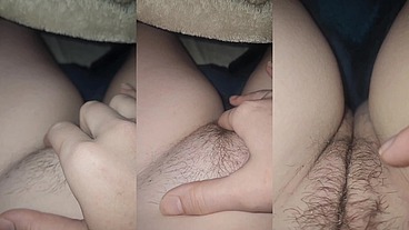 Tu aimes voir ma petite chatte poilue ?