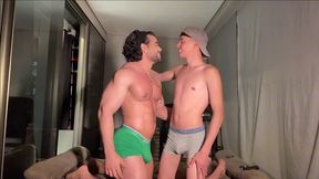 troca troca com o amigo bombado