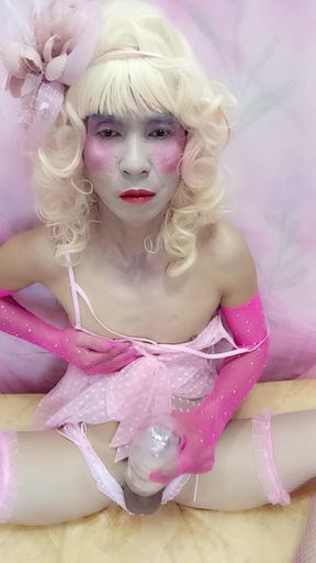 Oanh Le transgender wearing sexy porn selfie love cup