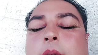 Gej z dużym penisem masturbuje się i rucha lalkę erotyczną w domowej scenie z perspektywy pierwszej osoby