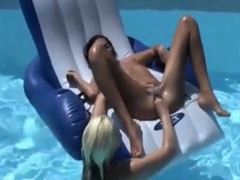 elle fist sa copine dans la piscine