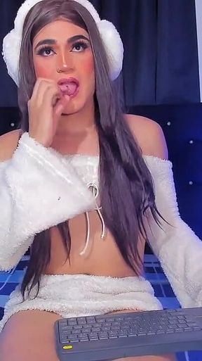 Beautiful Colombian Girl Dances Sexy Non-stop and Her Cock Beats