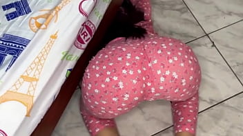 Enga&ntilde_e a mi Hermosa Hijastra Para que Busque de Bajo de la Cama Para FOLLARLE su Gran Culo