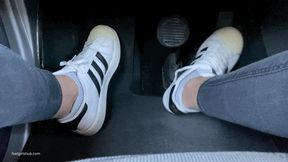 PEDAL PUMPING IN TIGHT SNEAKERS KIRA - MOV HD