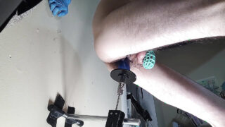 Amatőr fehér srác POV szóló szexgépen intenzív szőrös seggdugásért és orgazmusért