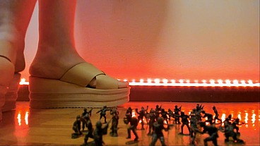Crushing toy soldiers with my huge wedges 4K