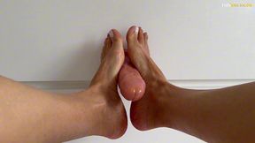 milf gostosa faz massagem de pes com o dildo enquanto masturba seu clitoris grande
