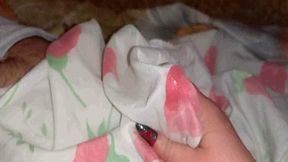 Crumpet jerks off through the sheet WMV