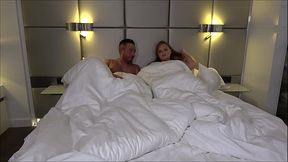 PRIVAT IM SCHLAFZIMMER ! Kissenschlacht f&uuml_hrt zu wildem SEX ohne Kondom !