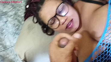 Banho de leite na safada amiga da família