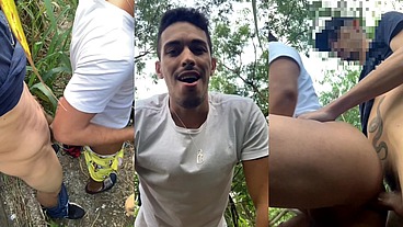NOVINHO COMEU MEU CU ATRÁS DAS ÁRVORES DO PARQUE