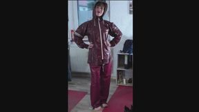 Miss Clara doppelt geschützt in AGU Regenanzug und transparenten Plastik Regensachen