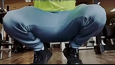 Macho chacal hace porno gay como puta marica en castidad en su peque&ntilde_o pene y se mete dildo enorme en su culo virgen