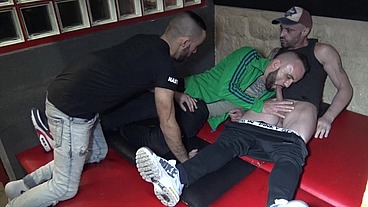2708 voici mon pote PAUL baisé par mon pote hétéro de Lille