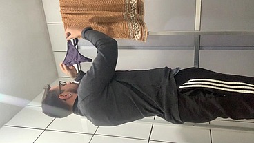 Gozando ao cheirar a calcinha da vizinha + punheta fumando e piscando o cuzão