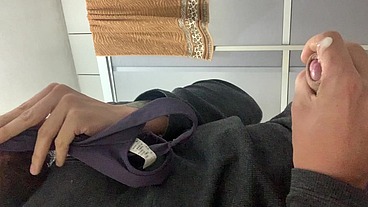 Gozando ao cheirar a calcinha da vizinha + punheta fumando e piscando o cuzão
