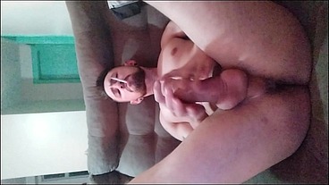 Gozando ao cheirar a calcinha da vizinha + punheta fumando e piscando o cuzão