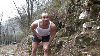 Slutty babe dă o muie sloppy înainte de a o lua adânc în fund