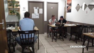 Francia huncutok Apolo Adrii és Jess Royan nyilvánosan durva anális szexet csinálnak egymással.