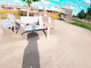Vibromasseur sur un banc public avec un inconnu derrière moi