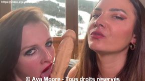 Deux copines brunes se godent la chatte avec un énorme gode jusqu'à l'orgasme