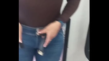 Hermosa, vendedora de almac&eacute_n, madurita, se deja comprar y manosear el chocho