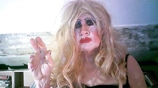 Smoking slag Sarah advertises herself, she is desperate for man-meat
