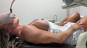 milf peituda paga a consulta no dentista com a buceta e o cuzinho todo molhado
