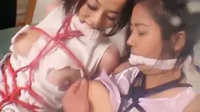 Enfermeras Pediatras Atadas y Usadas Como Muñecas Sexuales