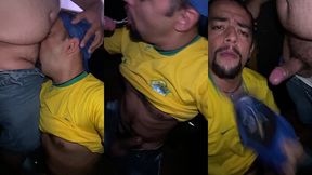 torcedor fodendo com gordinho no dark room do bar depois do jogo.