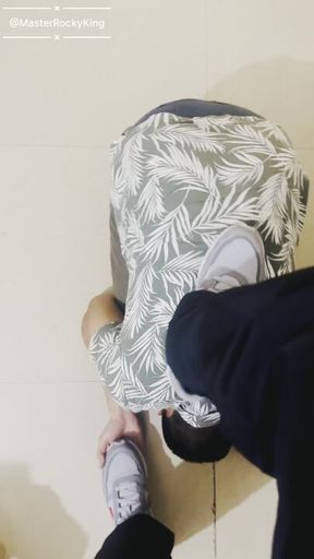 This SL🅰️VE begged me to sniff my shoes after I came from gym drenched in sweat🖕🏻👑

#findom #paypig #footworship #shoeworship #alphamaster