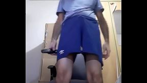 Fazendo strip tease tirando a bermuda a blusa e a cueca Branca sexy aberta na frente Pau Enorme Gostoso Safado Tesudo Pau Grande de 25 cm empinado jorrando leite