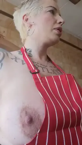 Video completo preparando la tortilla , , este delantal no es que tape mucho , la verdad , no tapa nada , bueno empezamos pelanco las patatas , no tengo pelador asi que lo aremos como lo hacia mi mad…