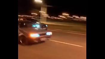 Voyage comendo cu de Jetta e corno olhando