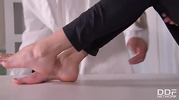 Foot Fetish Ecstasy: Horny Doc Sucks Hot Babe's Yummy Toes