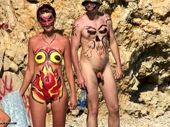 Voyeur catches teens fucking on the beach