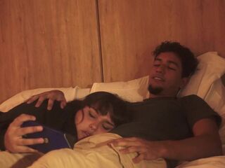mi hermanastro se le empieza a poner muy dura mientras miramos una pelicula