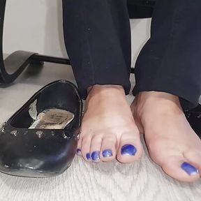 Worship my stinky feet and flats while i ignore u