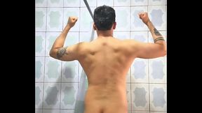 Chacal de Gym se desnuda y pone dur&iacute_sima su vergota y se masturba